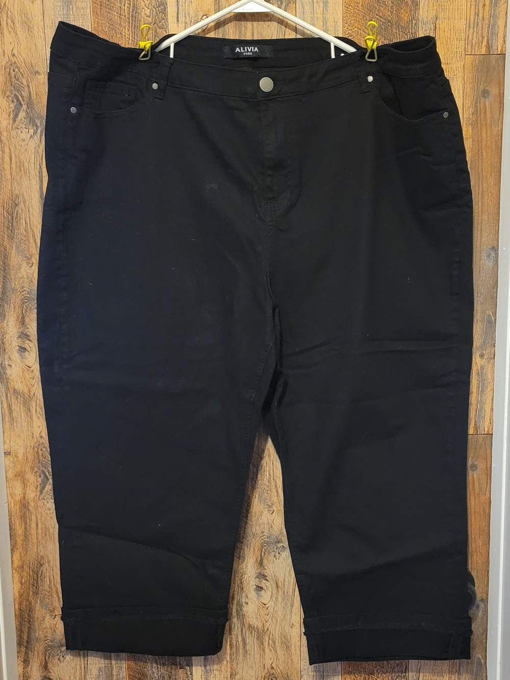 Alivia Ford Stretch Black Capri  24w
